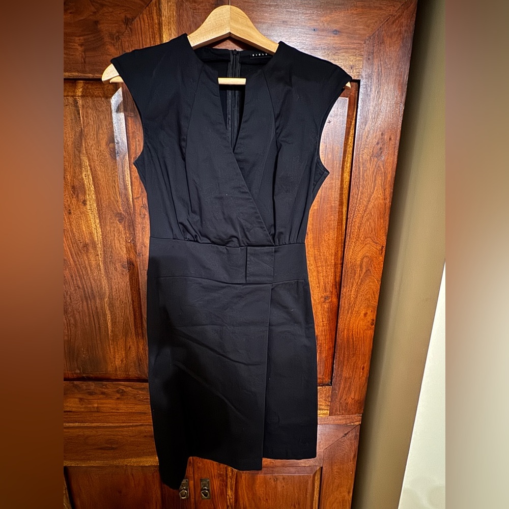Sisley Black Cap-Sleeve Midi Dress
